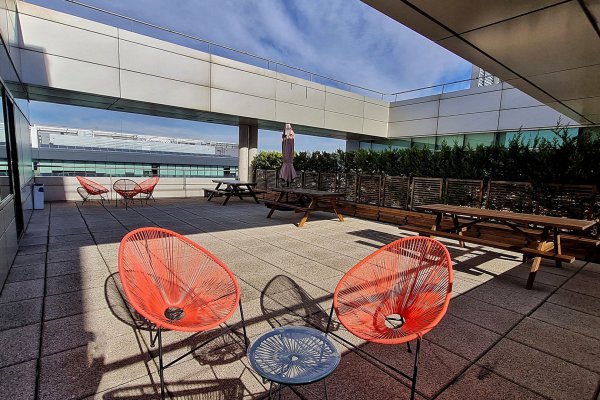 Terraza de la empresa con sillas y plantas.