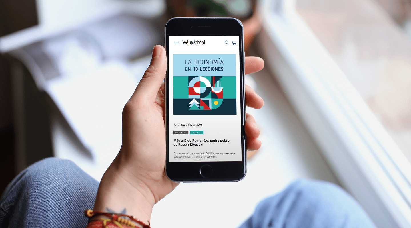 mano sujetando un móvil con la web de valueschool